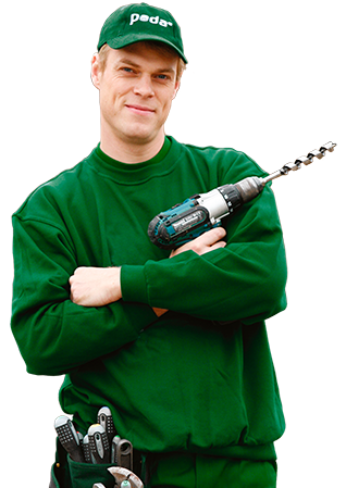 En Poda-montør i grønne klær med en skrutrekker i hånden.